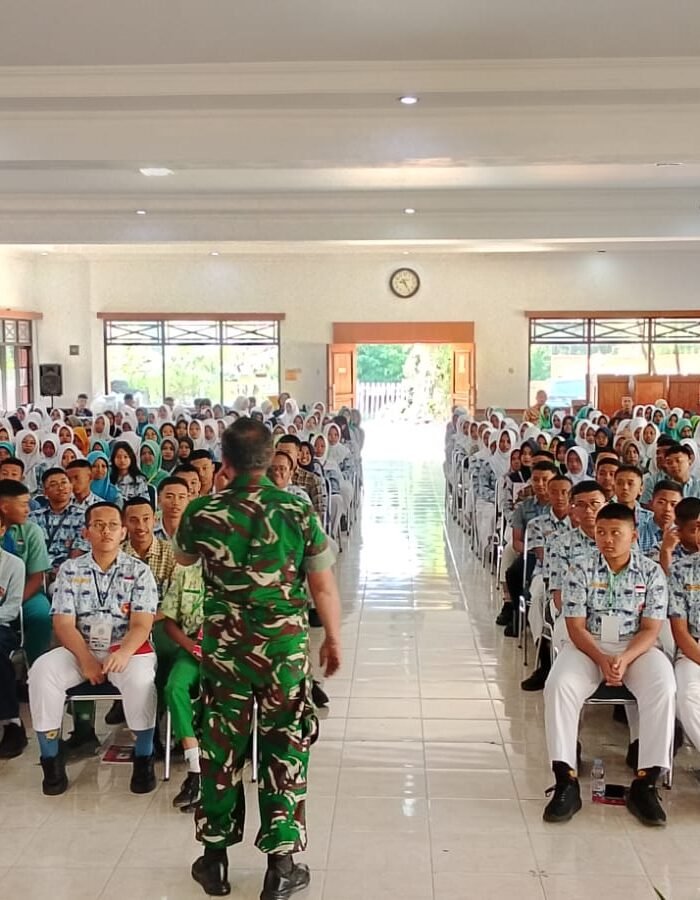 Danramil Kota Boyolali Tanamkan Jiwa Nasionalisme kepada Siswa Baru SMAN 1 Boyolali