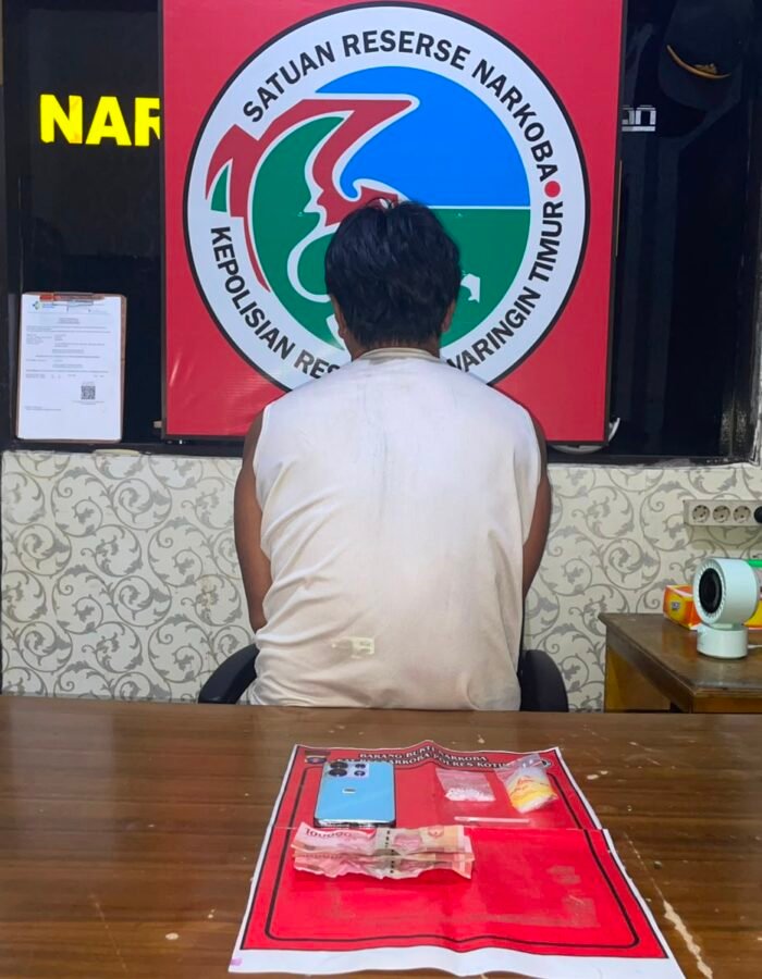 Seorang Warga Parenggean Berinisilal SS46 Tahun Diringkus Satresnarkoba Polres Kotim Karena Menyimpan Sabu Didapur Rumah.