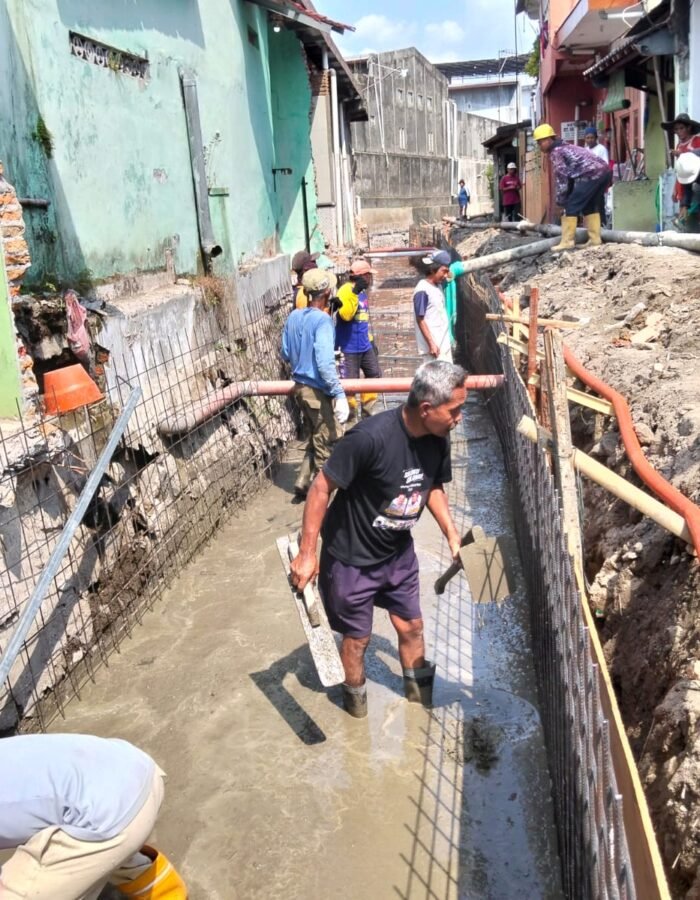 Satgas TMMD Sengkuyung Tak Kenal Hari Libur, Bersama Masyarakat dan Ormas Terus Genjot Kerjakan Pengecoran