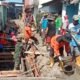 Terik Sinar Matahari Tak Surutkan Satgas TMMD, Ormas dan Warga Dalam Pengecoran Begesteng Kanan Kiri Saluran Air