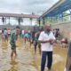 Satgas Yonif 123/Rajawali Bersama Warga Bersihkan Bak Penampungan Air di Kampung Waras