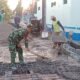 Wujudkan Kemanunggalan TNI-Rakyat, Serka Anton Bersama Warga Gotong Royong Cor Jembatan Garuda