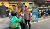Tebar Kepedulian, Polres Kotim Gelar Jumat Berkah dengan Membagikan Nasi bungkus kepada Masyarakat