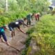 Bersatu dengan Alam, Serda Dwi Aprianto Bersama Warga Slorok Bersihkan Aliran Irigasi Sawah