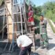 Babinsa Koramil 04/Teras Bantu Cor Tiang Rumah Warga, Wujud Nyata Kemanunggalan TNI dengan Rakyat