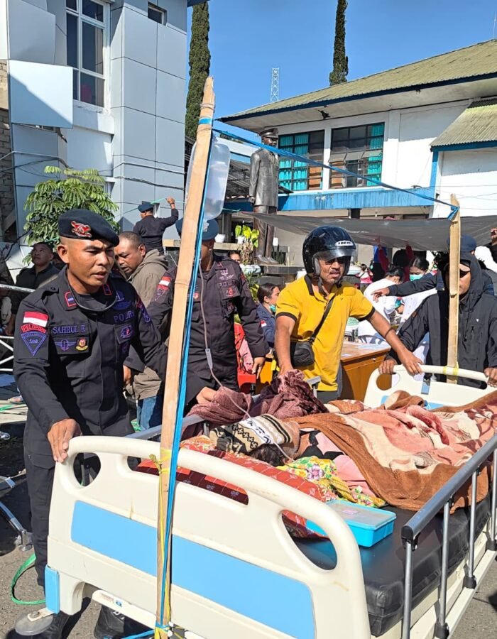 Gempa M 7,7 Guncang NTT, Satbrimob Polda NTT Gerak Cepat Evakuasi Korban dan Buka Akses
