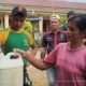 Bantu Atasi Kesulitan Warga Perbatasan, Pos Kotis Satgas Yonarmed 13/Nanggala Distribusikan 4.000 Liter Air Bersih Gratis di Desa Pesayah