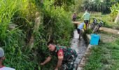 Dukung Ketahanan Pangan, Serda Nurhatib Dampingi Poktan Margo Rukun III Bersihkan Irigasi Sawah