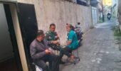 Bincang Santai Menjadi Cara Ampuh Babinsa Kemlayan Selalu Dekat dan Berinteraksi Langsung Dengan Warganya.