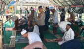Usai Salat Jumat, Dansatgas SAR Brimob Makan Bersama Warga Terdampak Gempa di Reo
