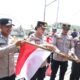SEMARAKKAN HUT KE-81 KEMERDEKAAN RI, BIDHUMAS POLDA KEPRI BERSAMA INSAN PERS BAGIKAN RATUSAN BENDERA MERAH PUTIH DAN BANTUAN SOSIAL