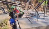 Babinsa Karanggede Turun Langsung, Dukung Percepatan Pembangunan Jembatan Perintis Garuda