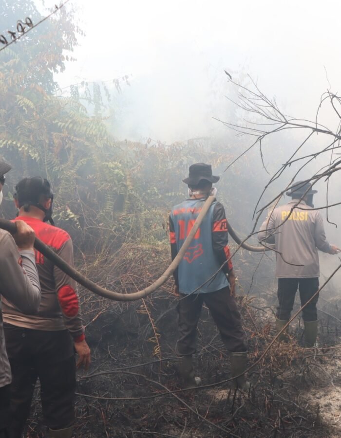 Kerahkan Seluruh Kekuatan! Kapolres Kotim Pimpin Langsung Pemadaman Karhutla di KM 7 Jalan Cilik Riwut