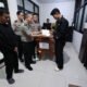 Tim DVI Polda Jatim Serahkan Dua Jenazah Korban KM Mutiara Sentosa II kepada Keluarga