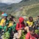 Sambut HUT RI, Pos Walesi Satgas Yonif 645/Gardatama Yudha Bersama Warga, Kibarkan Merah Putih di Bukit Walesi