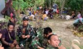 Satgas Yonif 645 Jalin Kebersamaan dengan Masyarakat Lewat Acara Bakar Batu