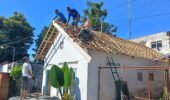 Wujudkan Hunian Layak, Sertu Puji S Bersama Warga Gotong Royong Pasang Atap Rumah Bapak Imam