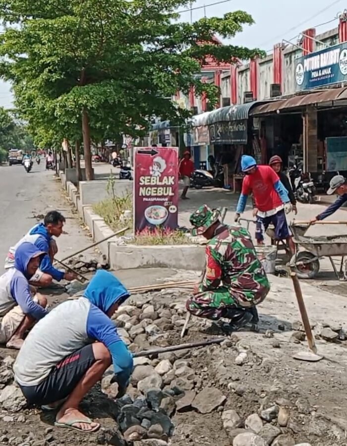 Perlancar Akses dan Cegah Laka, Sertu Tri Rosadi Bersama Warga Kebonduren Gotong Royong Perbaiki Jalan