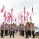 DITRESNARKOBA POLDA KEPRI BAGIKAN BENDERA MERAH PUTIH DAN SEMBAKO KEPADA MASYARAKAT TANJUNG UMA