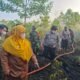 Kapolres Kotim Bersama Wakil Bupati Tinjau dan Padamkan Karhutla di Jl. MT Haryono Barat