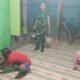Babinsa, Tukang & Warga Pasang Keramik Lantai RTLH Di Lembur Sampai Malam Hari