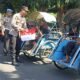 Jelang HUT RI ke-81, Polsek Kediri Kota Bagikan Bendera Merah Putih kepada Ojol dan Tukang Becak