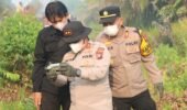 Kapolres Kotim Pimpin Aksi Heroik Padamkan Karhutla di MB Ketapang, Gotong Royong dengan TNI, BPBD dan Relawan Peduli
