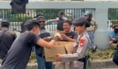 Polwan Sapa Pejuang Aspirasi, Bagikan Makanan dan Minuman di DPR