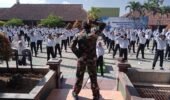 Ratusan Siswa SMK N 1 Bulukerto Digembleng TNI dari Koramil 21/Bulukerto