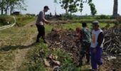 Tak Sekedar Bersih-bersih, Babinsa Jatibatur Ikut Turun Tangan Bersama Warga