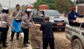 Humanis di Tengah Asap Polantas Karib Polres Kotim Bagi-Bagi Nasi Kotak Untuk Pahlawan Karhutla dan Masyarakat