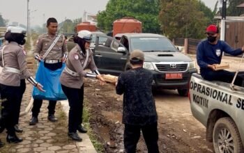 Humanis di Tengah Asap Polantas Karib Polres Kotim Bagi-Bagi Nasi Kotak Untuk Pahlawan Karhutla dan Masyarakat