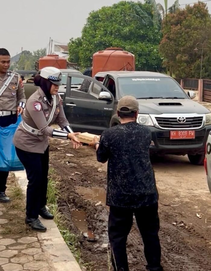 Humanis di Tengah Asap Polantas Karib Polres Kotim Bagi-Bagi Nasi Kotak Untuk Pahlawan Karhutla dan Masyarakat