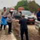 Humanis di Tengah Asap Polantas Karib Polres Kotim Bagi-Bagi Nasi Kotak Untuk Pahlawan Karhutla dan Masyarakat