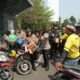 Polwan Polres Kediri Kota Tunjukkan Sisi Humanis, Bagikan Snack dan Air Mineral kepada Peserta Aksi GARDA
