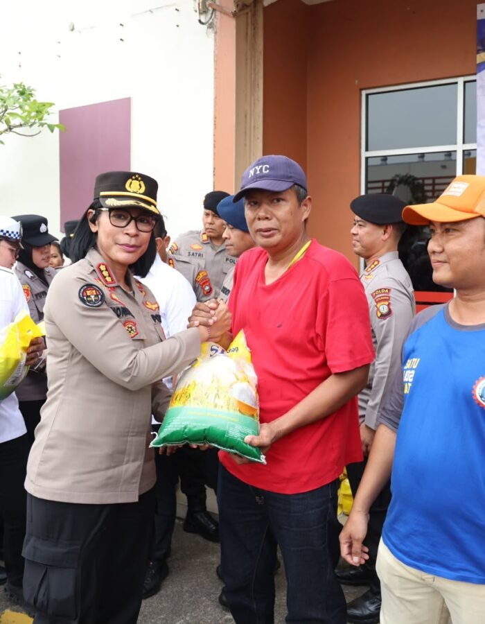 POLDA KEPRI SALURKAN BANTUAN SOSIAL UNTUK KARYAWAN PT GHIM LI INDONESIA