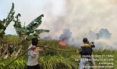 Anggota Pospol Teluk Sampit Polsek jaya Karya Bersama MPA Desa melakukan upaya pemadaman dan Ground Check Titik Hotspot.