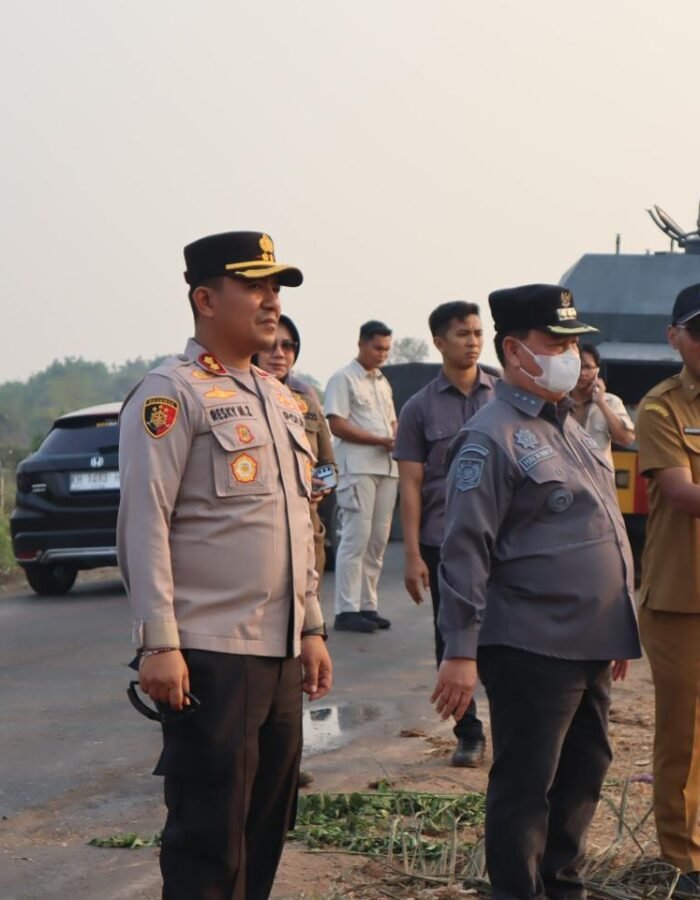 Bersama Bupati dan Dandim 1015, Kapolres Kotim Pantau pembuatan Sekat Kanal di kawasan Bandara, cegah Karhutla meluas.