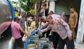 Polres Nganjuk Kerahkan Water Cannon dan Truk Tangki Pasok Puluhan Ribu Liter Air Bersih di Ngetos