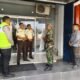 Babinsa Kratonan Gandeng Bhabinkamtibmas & Linmas Patroli Bersama Sasar Pertokoan