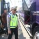 Cegah Kecelakaan, Polres Pelabuhan Tanjung Perak Gelar Ramp Check Bus Peziarah di Sunan Ampel