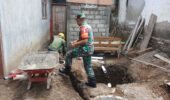 Wujudkan Lingkungan Sehat, Babinsa Posramil Selopuro Gotong Royong Bangun MCK Warga