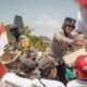 Polwan Polres Blitar Berikan Pelayanan Humanis, Berbagi Air hingga Bersihkan Sampah Bersama Massa Aksi