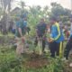 Babinsa Koramil Bakung Bersama Siswa Siswi SMKN 1 Blitar Tanam Pohon Di Monumen Trisula Melalui Program “Bersatu Dengan Alam”
