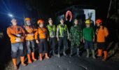 Respons Cepat Polsek Gandusari Bersama TNI, BPBD dan Relawan Padamkan Kebakaran Lahan Bambu