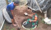 Tingkatkan Sanitasi Sehat, Babinsa Koramil 0808/11 Binangun Gotong Royong Buat Jamban Warga