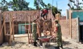 Tak Tunggu Diminta, Babinsa Tangen Turun Langsung Bantu Warga Bangun Rumah