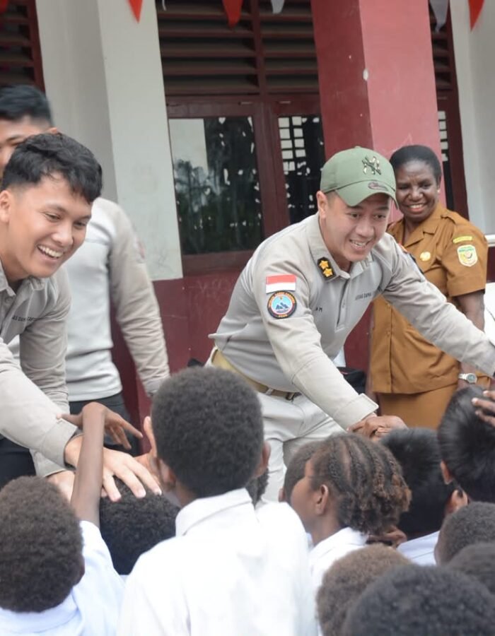 Satgas Damai Cartenz Bagikan Tas dan Alat Tulis untuk Masa Depan Papua