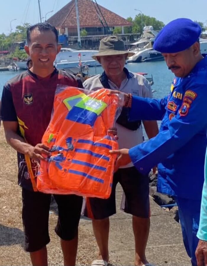 Keselamatan Nelayan Jadi Prioritas, Satpolairud Polresta Banyuwangi Bagikan Life Jacket