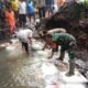 Wujud Nyata Ketahanan Pangan, Babinsa Kelurahan Tanggung Bersama Petani Gotong Royong Perbaiki Saluran Irigasi
